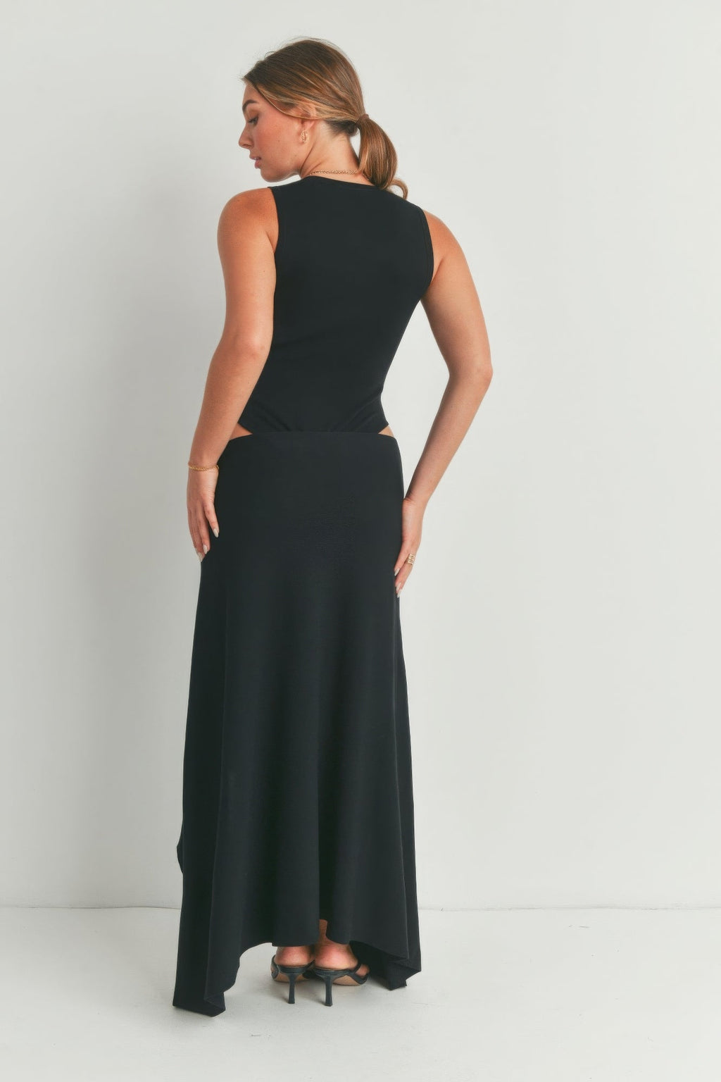 Robe longue noire sans manches avec fente