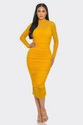 Robe midi froncée en résille unie