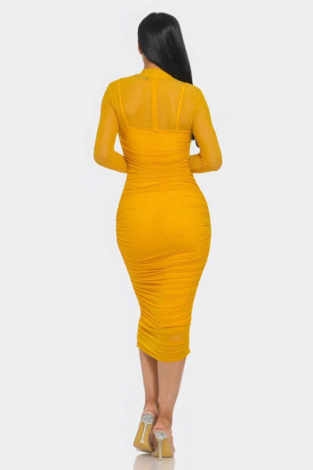 Robe midi froncée en résille unie
