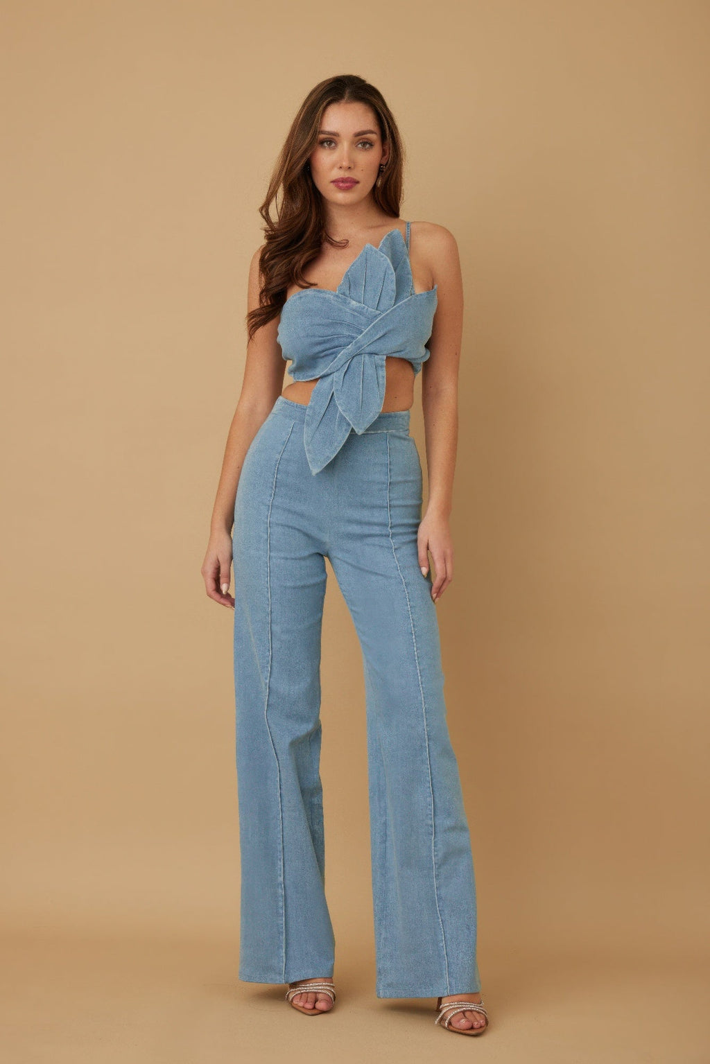 Ensemble pantalon à fleurs et haut asymétrique