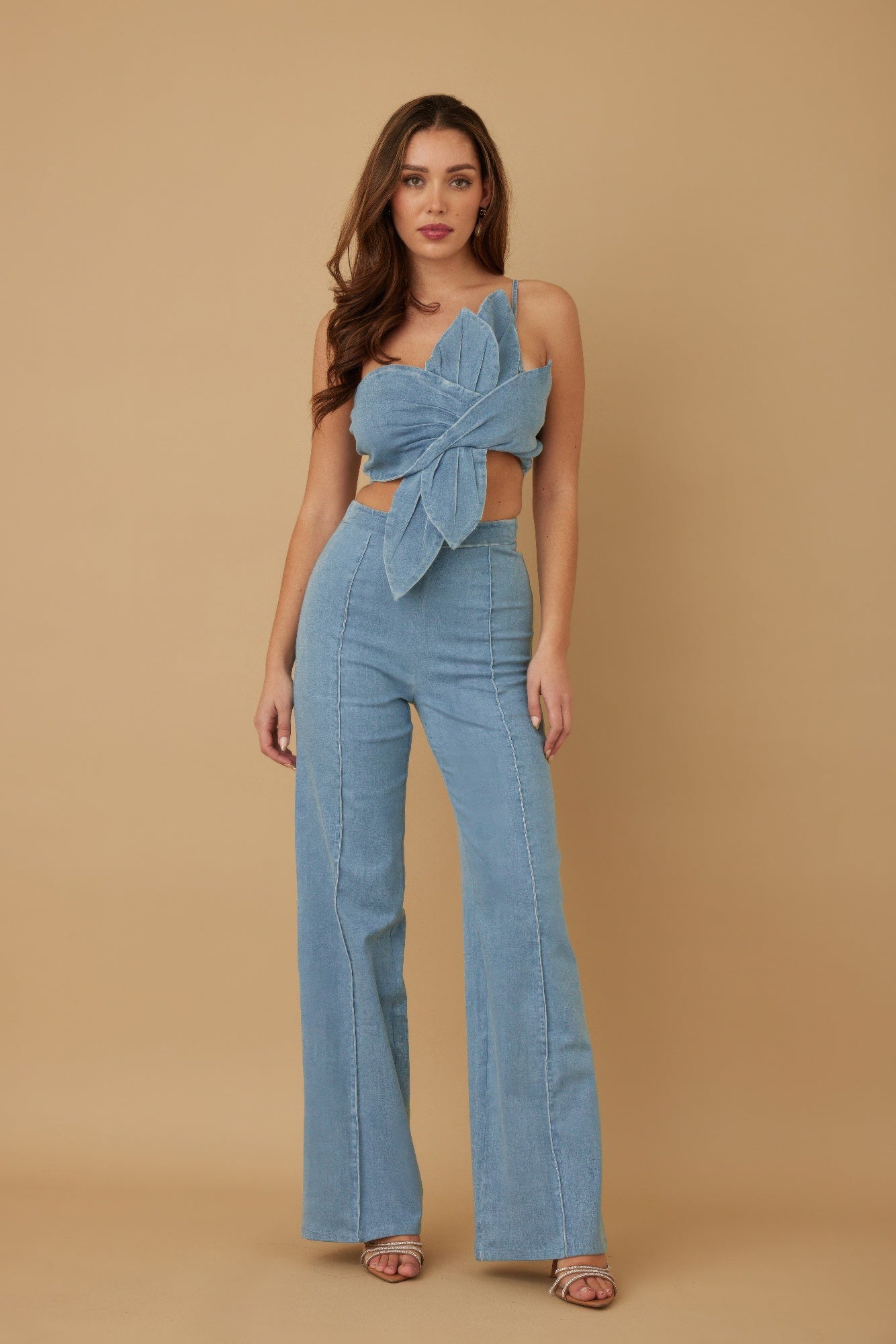 Ensemble pantalon à fleurs et haut asymétrique