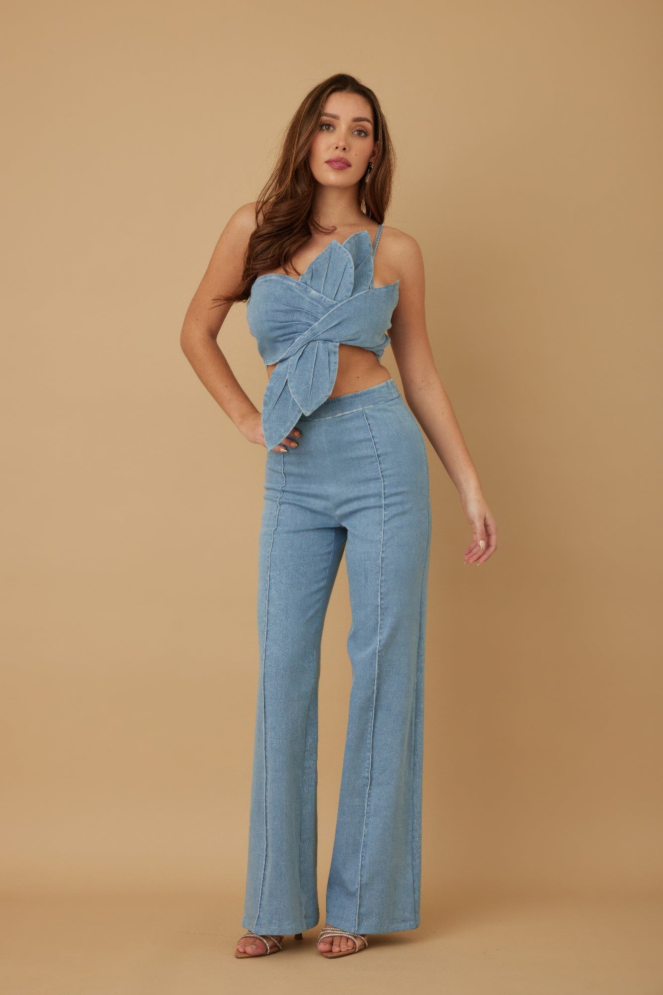 Ensemble pantalon à fleurs et haut asymétrique