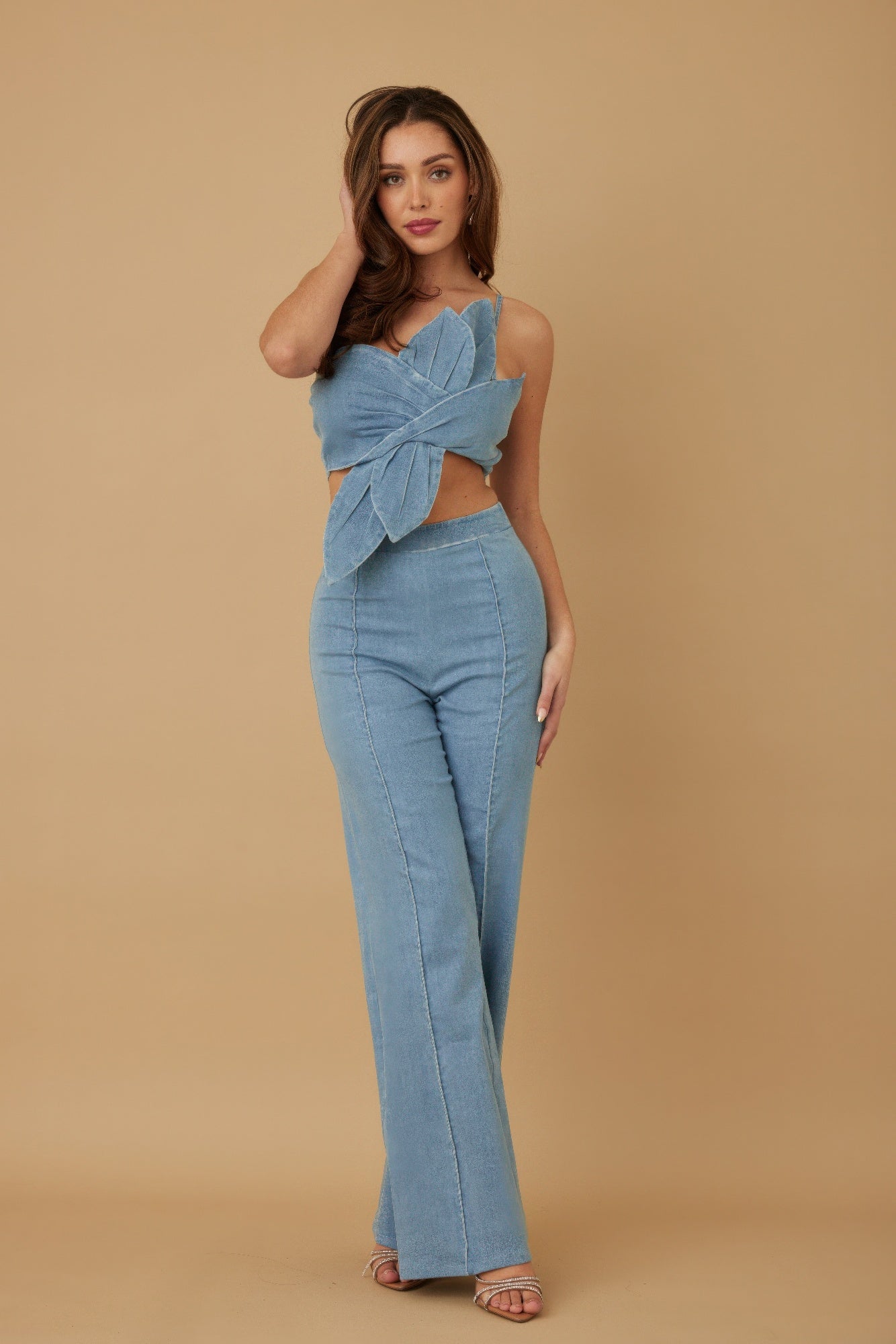 Ensemble pantalon à fleurs et haut asymétrique