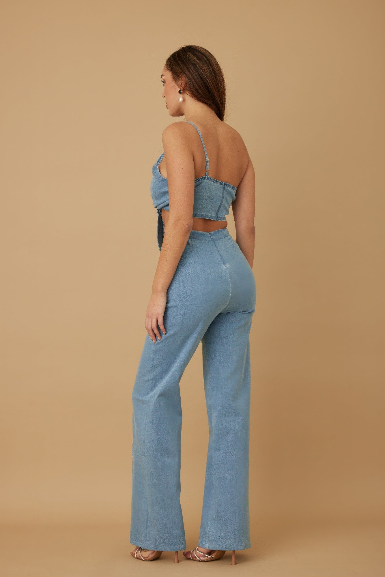 Ensemble pantalon à fleurs et haut asymétrique