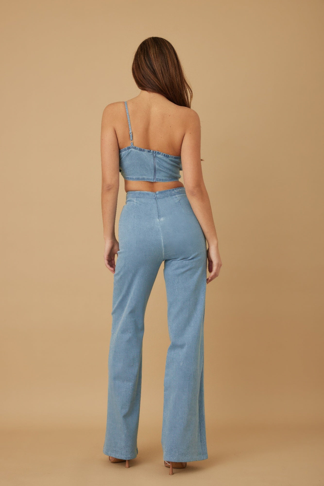 Ensemble pantalon à fleurs et haut asymétrique