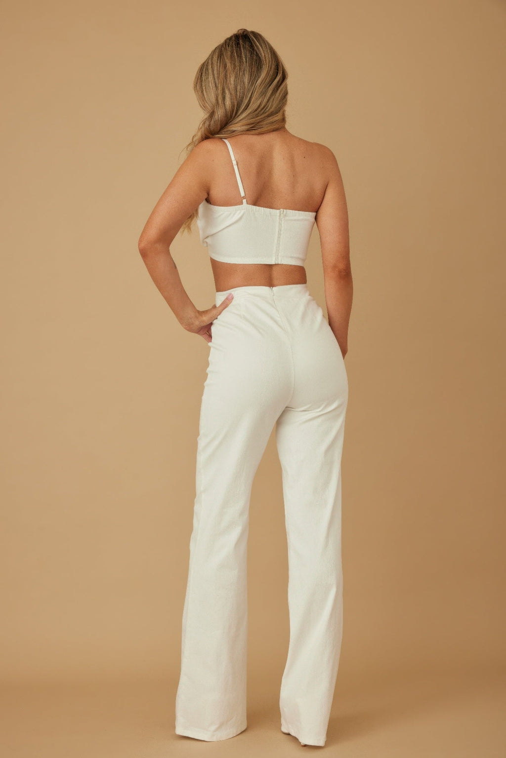 Ensemble pantalon à fleurs et haut asymétrique