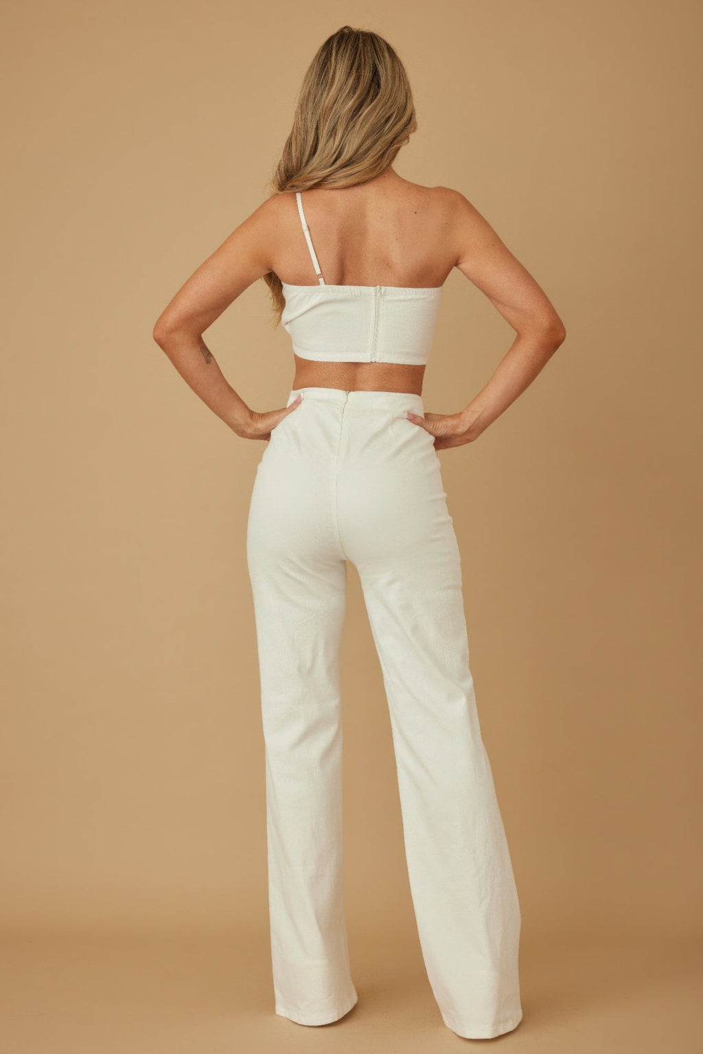 Ensemble pantalon à fleurs et haut asymétrique