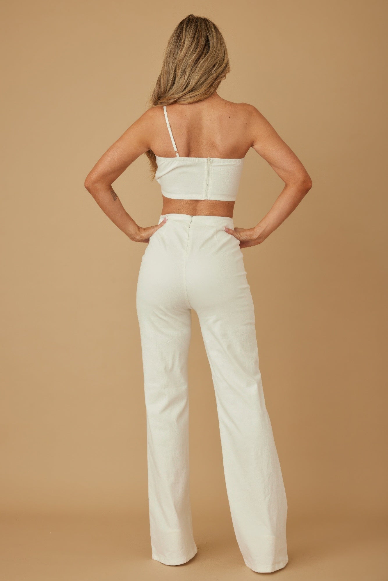 Ensemble pantalon à fleurs et haut asymétrique