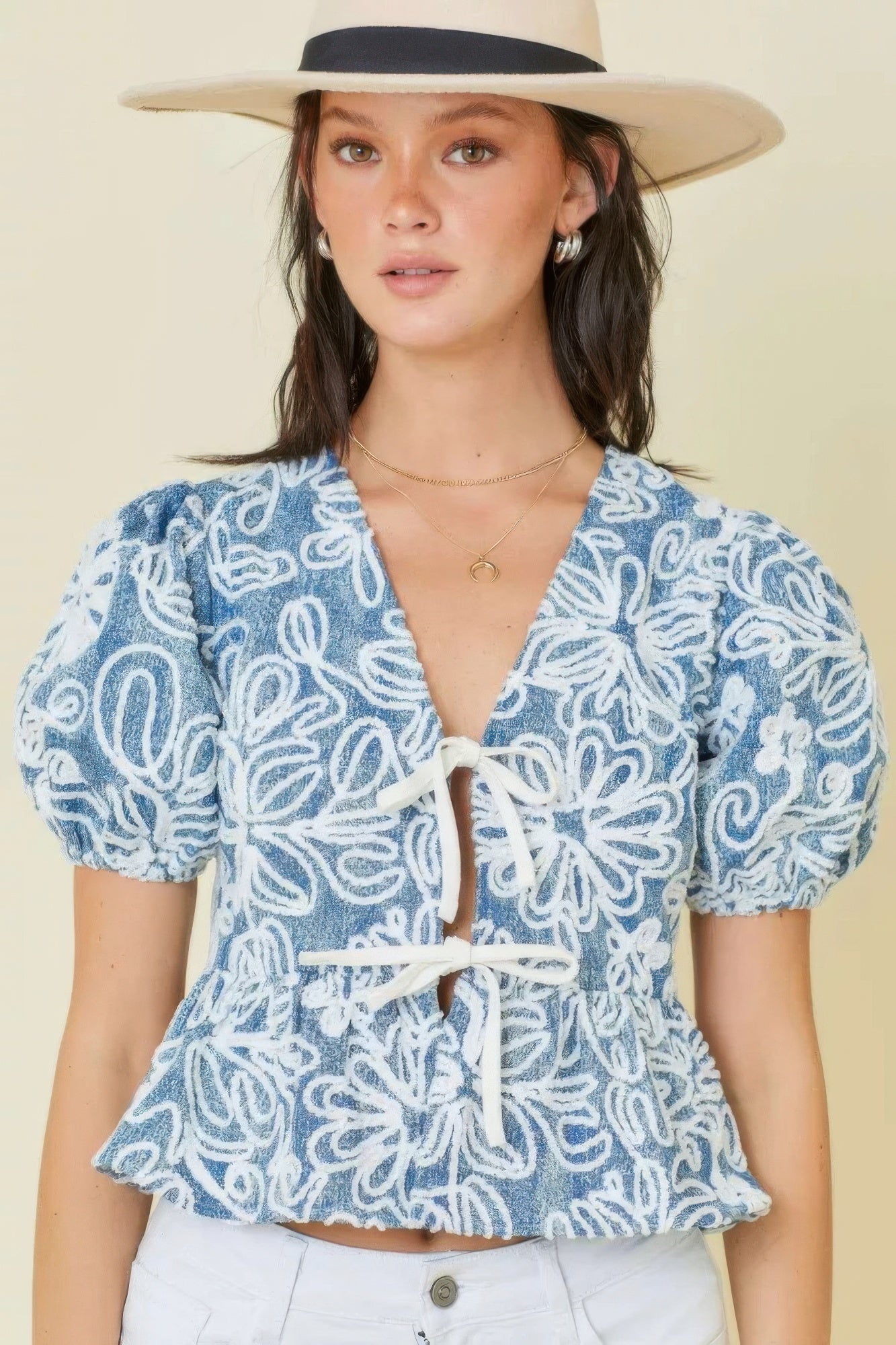 Crop top brodé avec détail à nouer devant