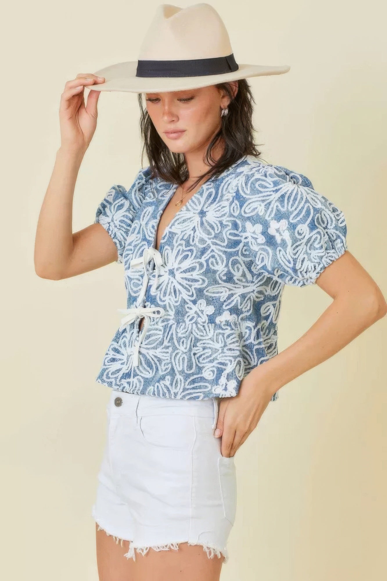 Crop top brodé avec détail à nouer devant