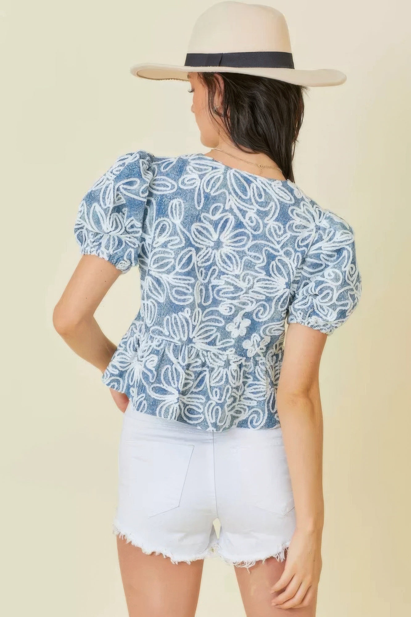 Crop top brodé avec détail à nouer devant