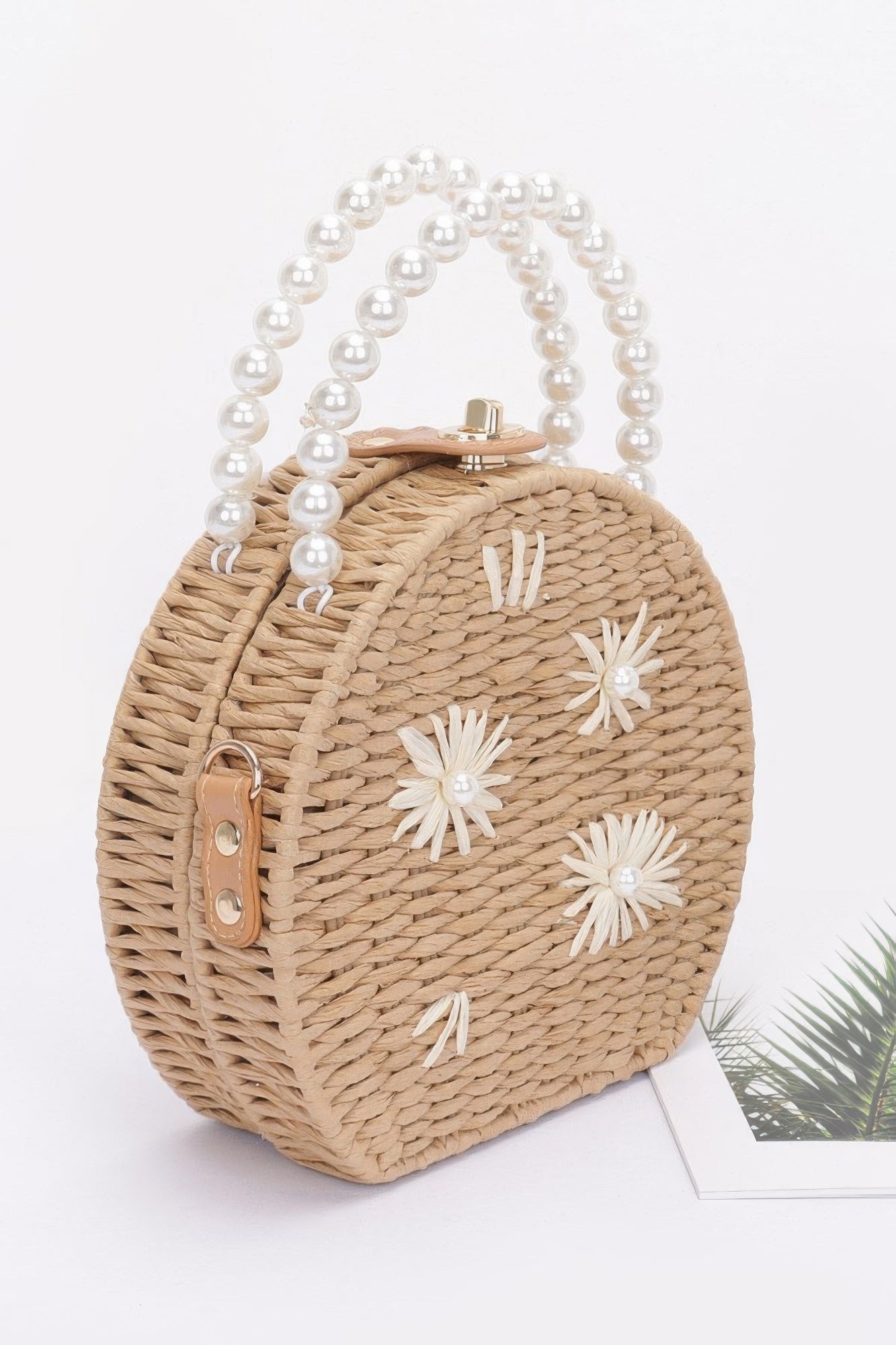 Pochette artisanale imitation paille avec anse perlée