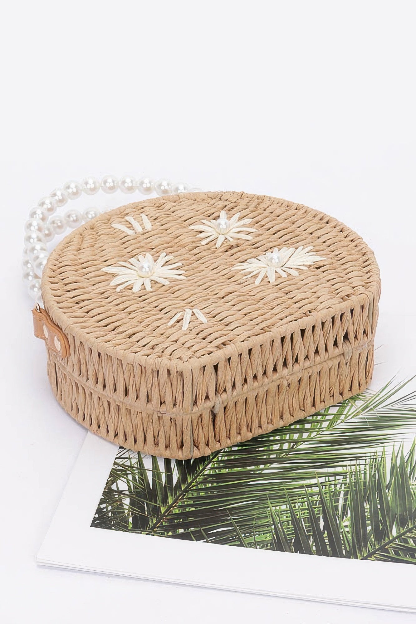 Pochette artisanale imitation paille avec anse perlée