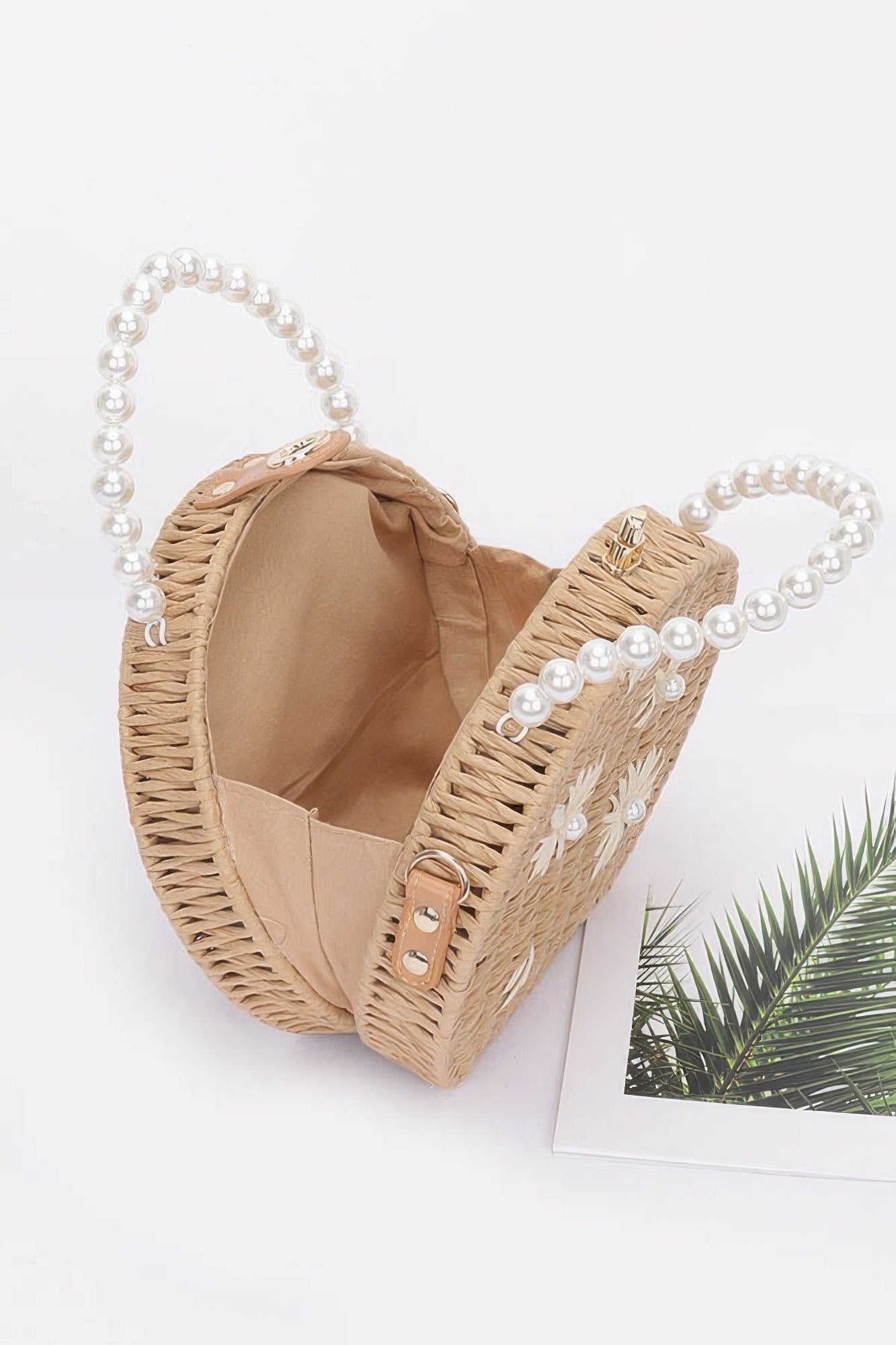 Pochette artisanale imitation paille avec anse perlée