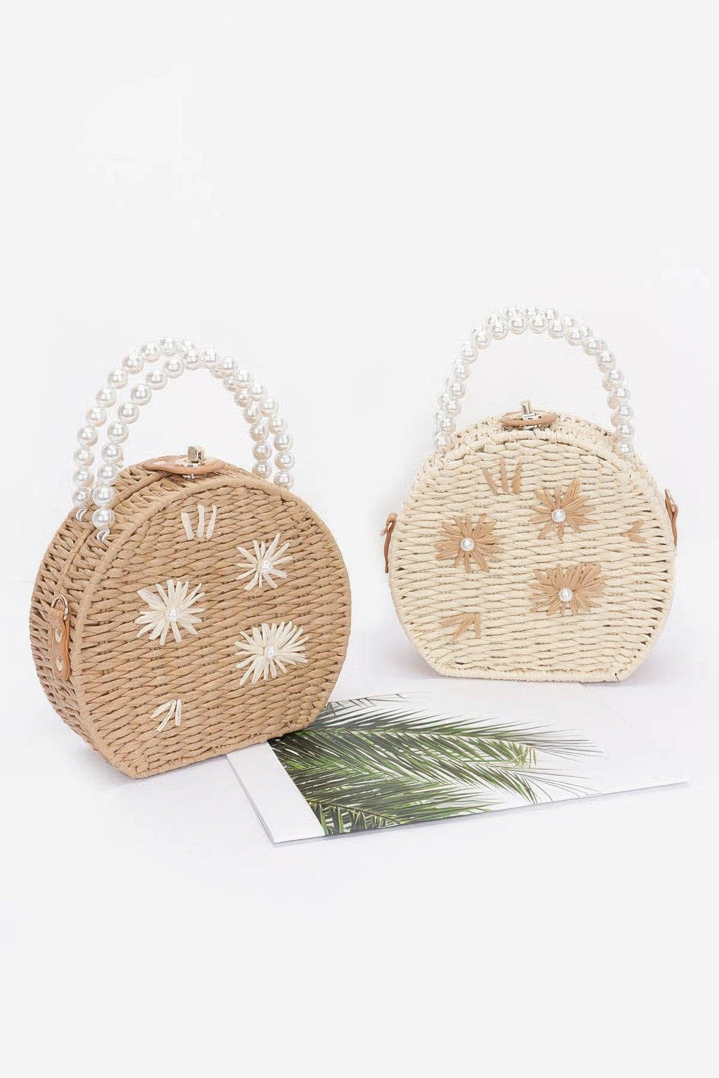 Pochette artisanale imitation paille avec anse perlée