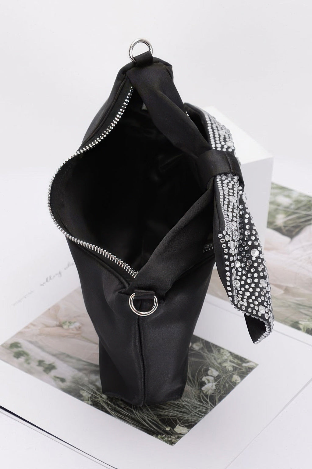 Pochette en nylon avec nœud thermocollant orné de strass