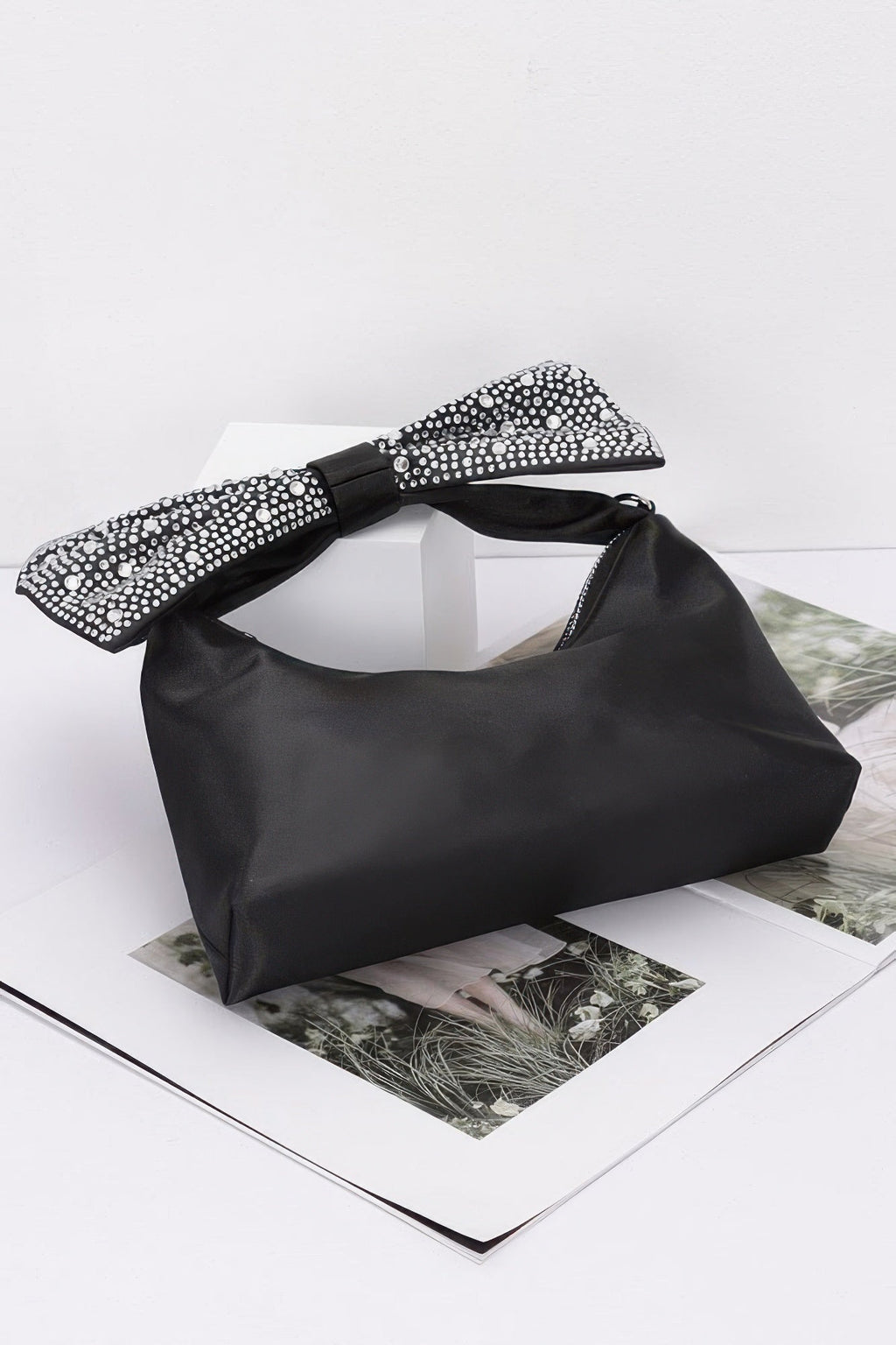 Pochette en nylon avec nœud thermocollant orné de strass
