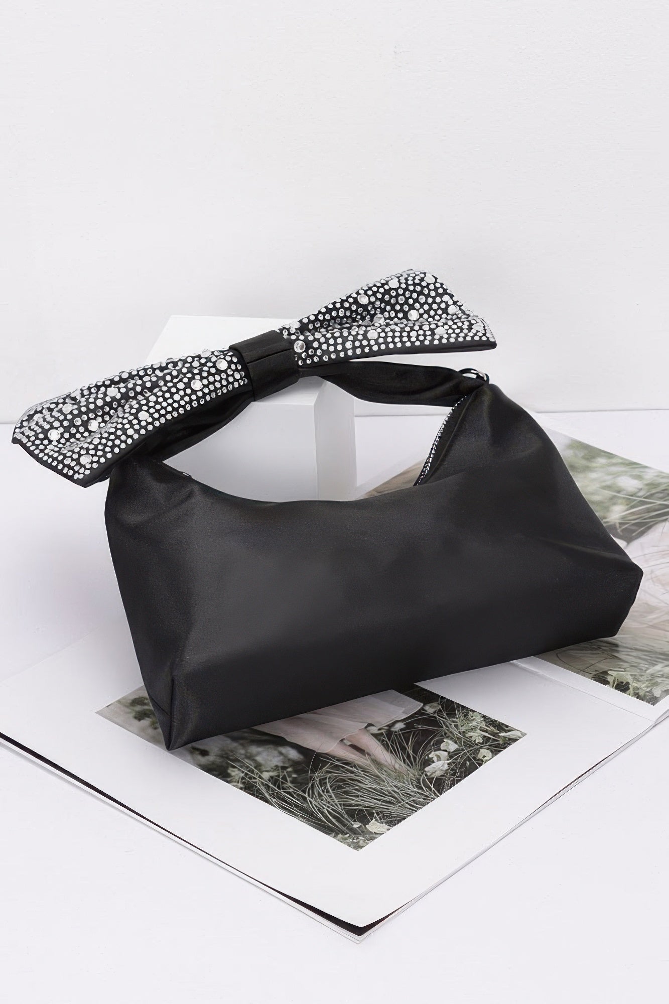 Pochette en nylon avec nœud thermocollant orné de strass