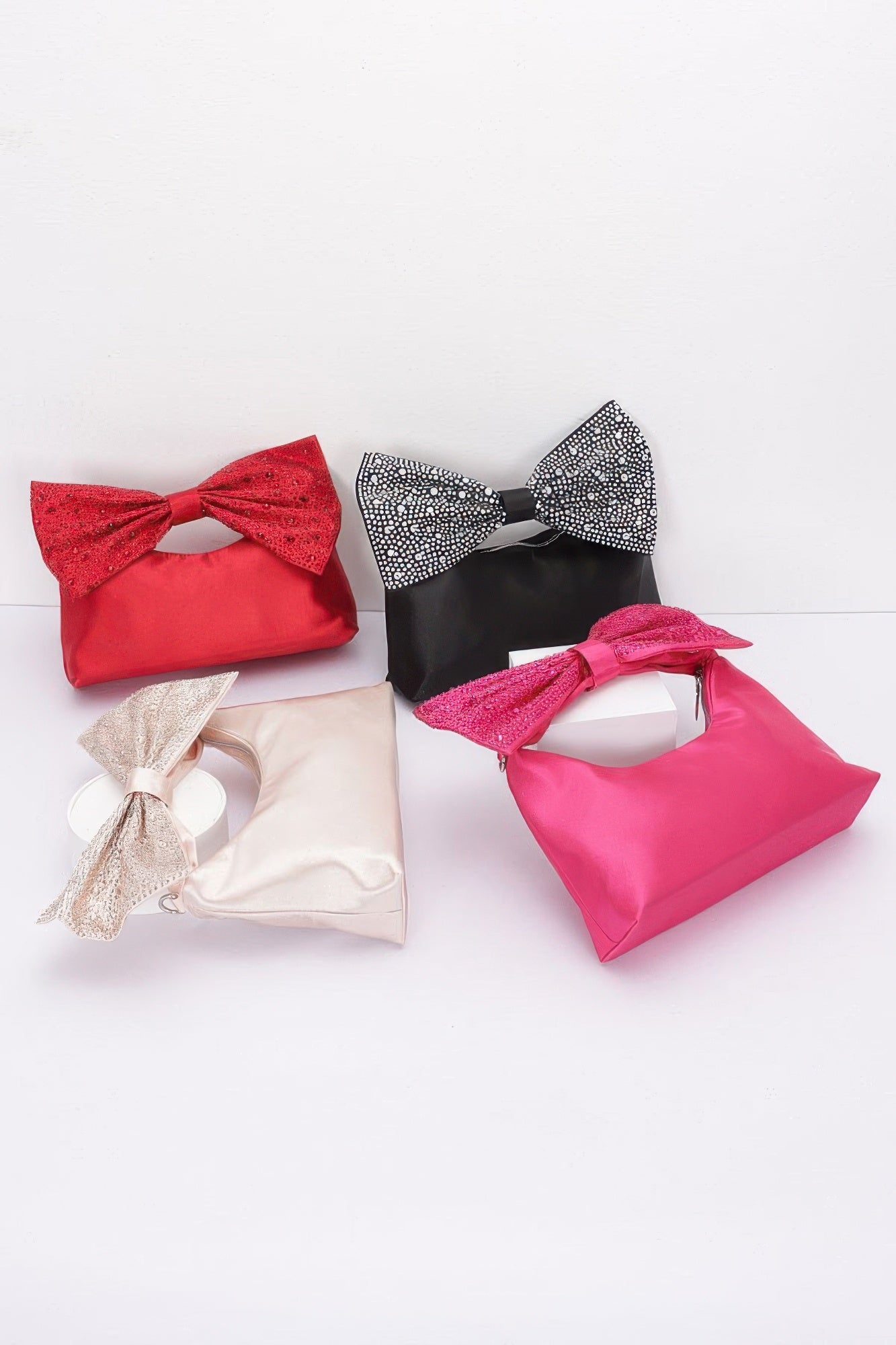 Pochette en nylon avec nœud thermocollant orné de strass