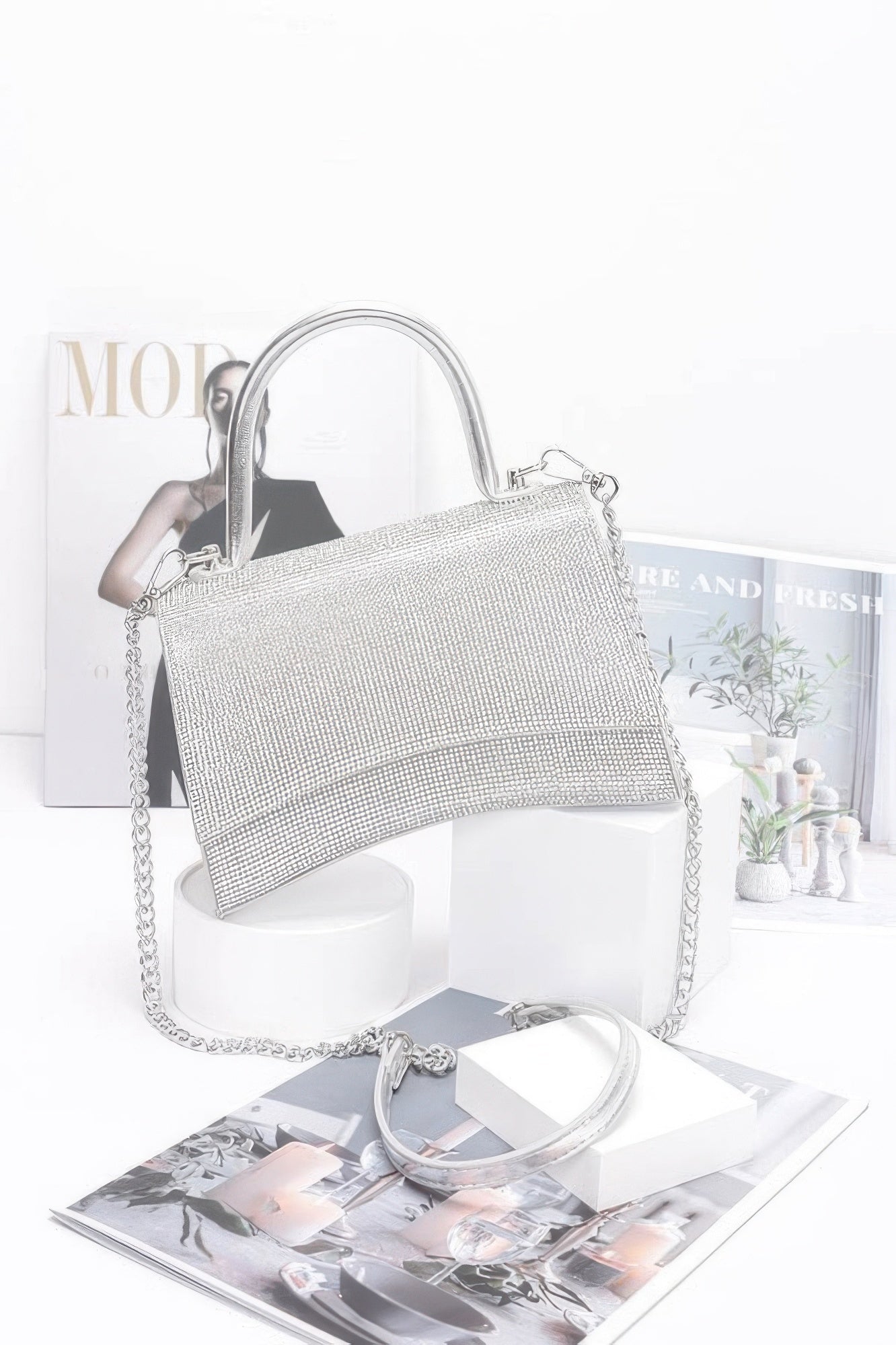 Sac à rabat avec poignée orné de strass
