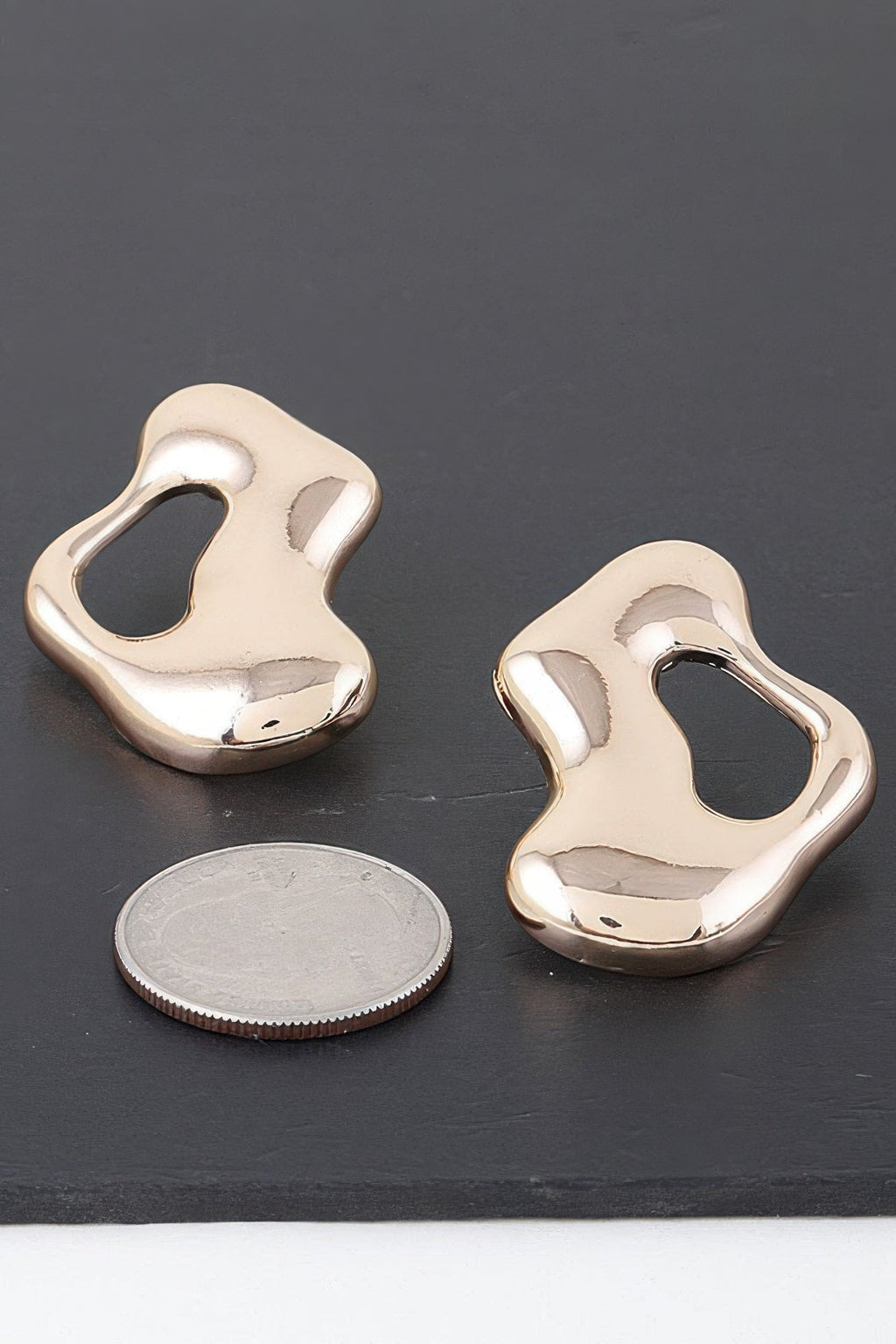 Boucles d'oreilles flaque d'eau modernes abstraites