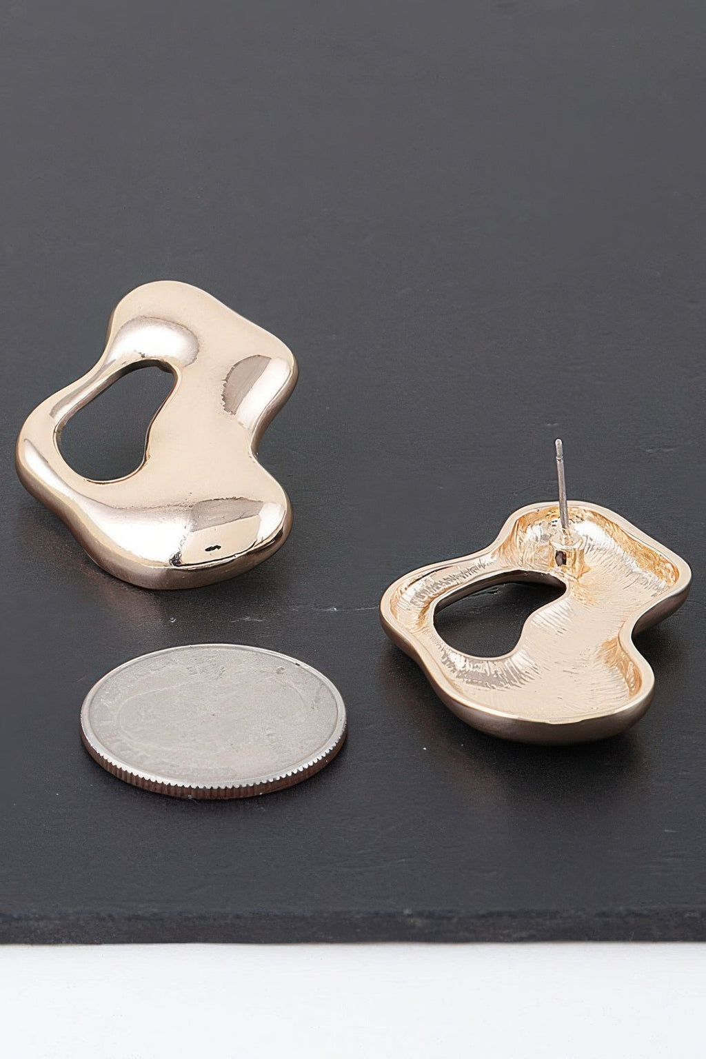 Boucles d'oreilles flaque d'eau modernes abstraites