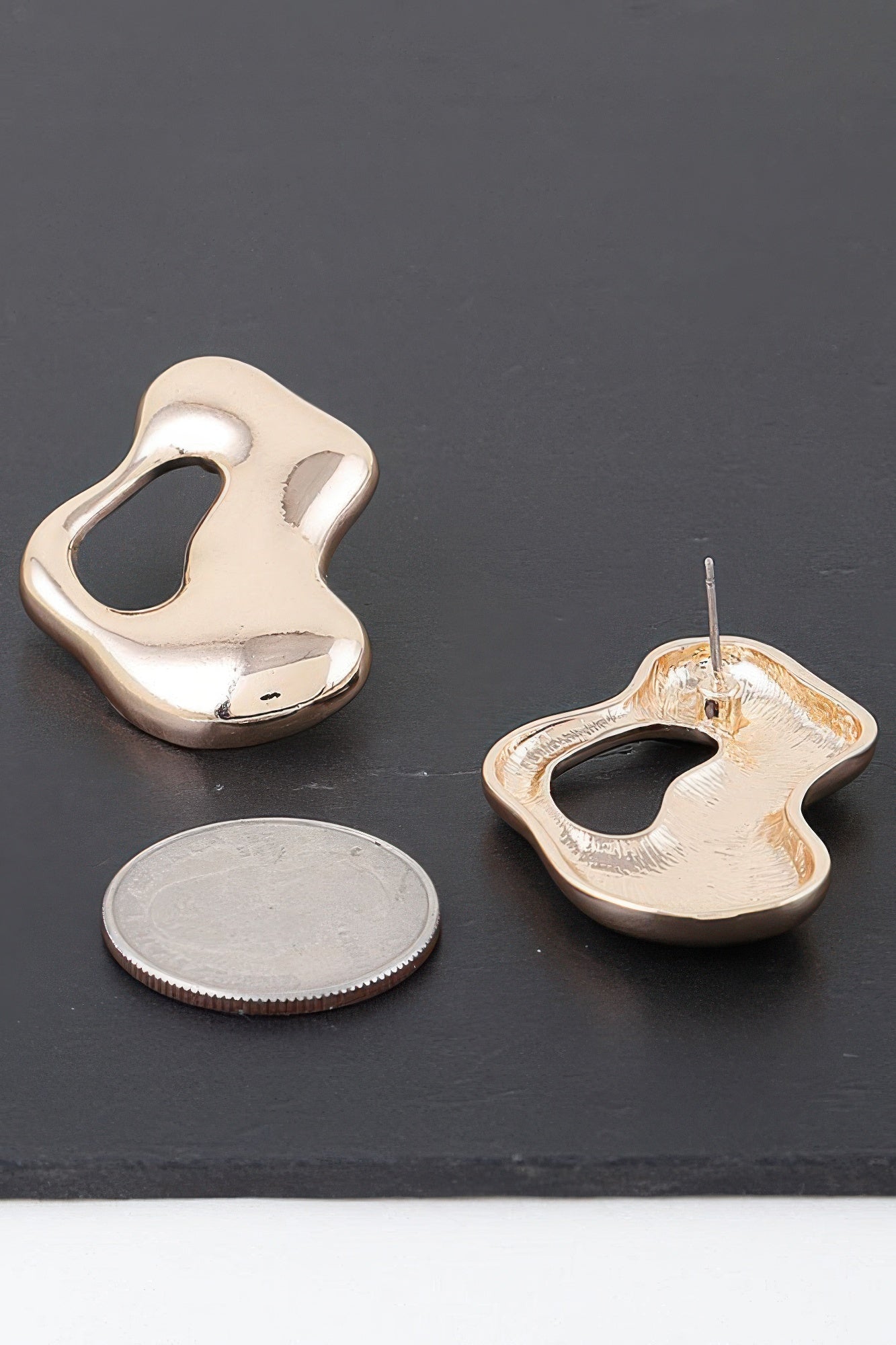 Boucles d'oreilles flaque d'eau modernes abstraites