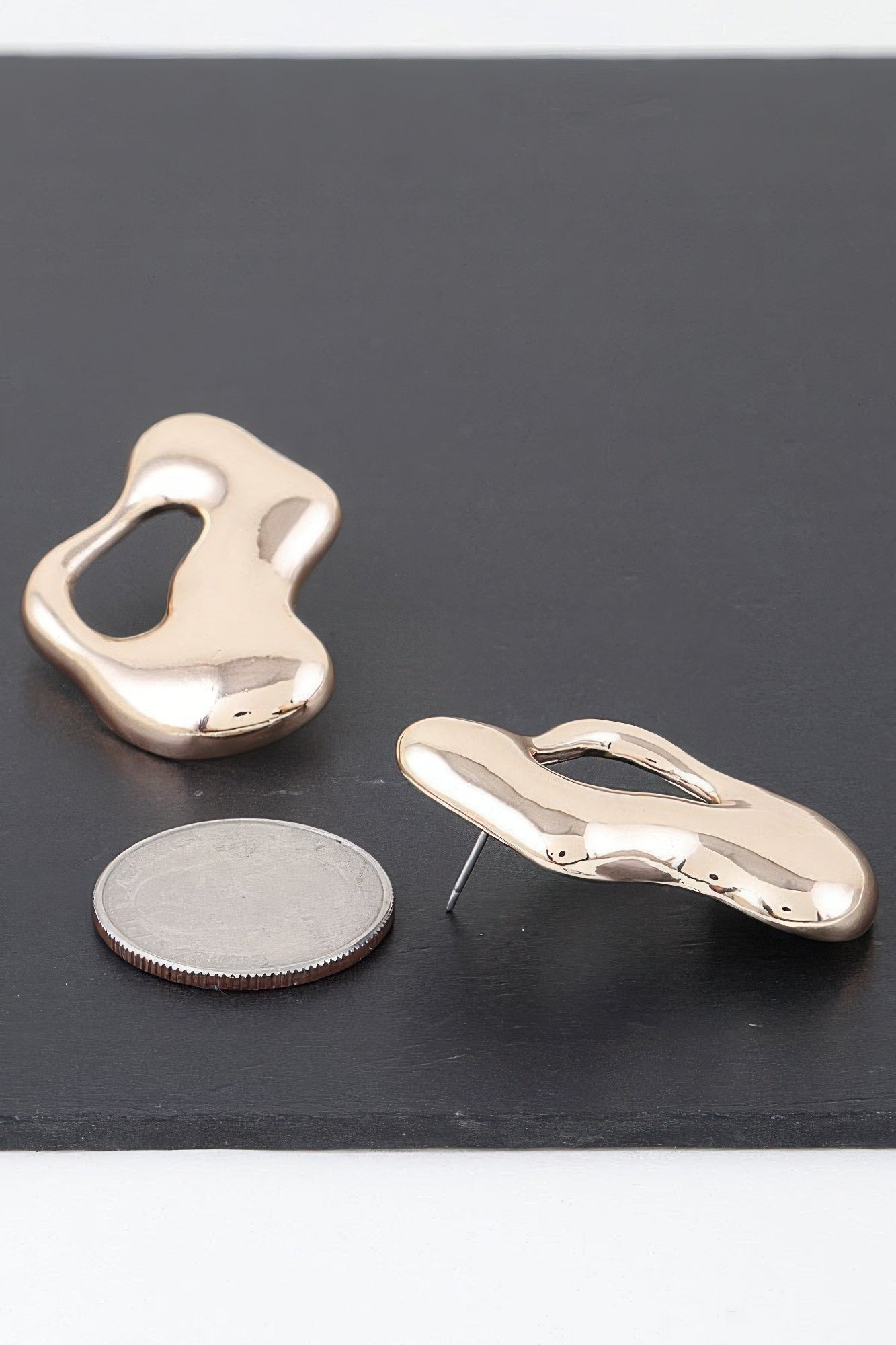 Boucles d'oreilles flaque d'eau modernes abstraites