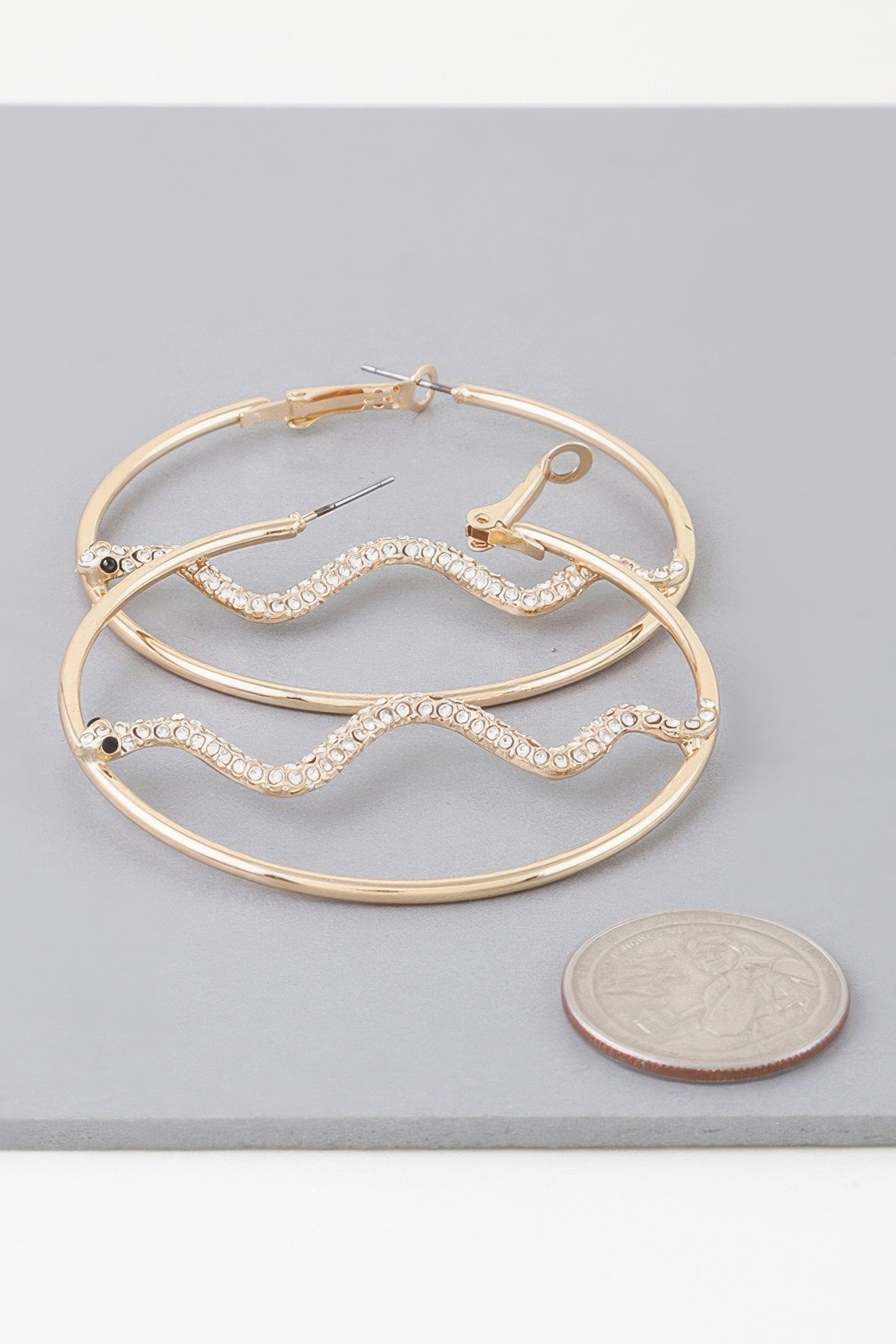Boucles d'oreilles créoles serpent serties de pierres