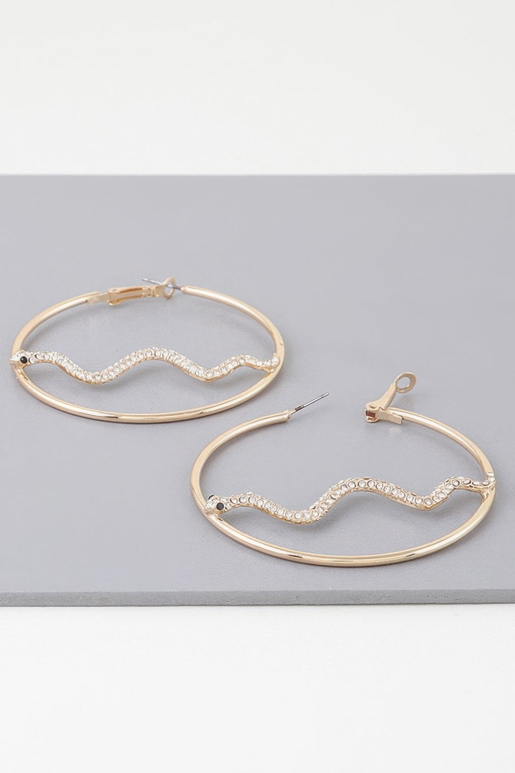 Boucles d'oreilles créoles serpent serties de pierres