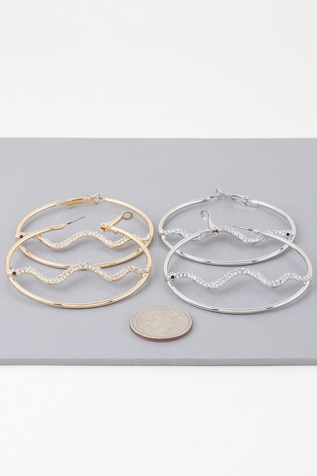 Boucles d'oreilles créoles serpent serties de pierres