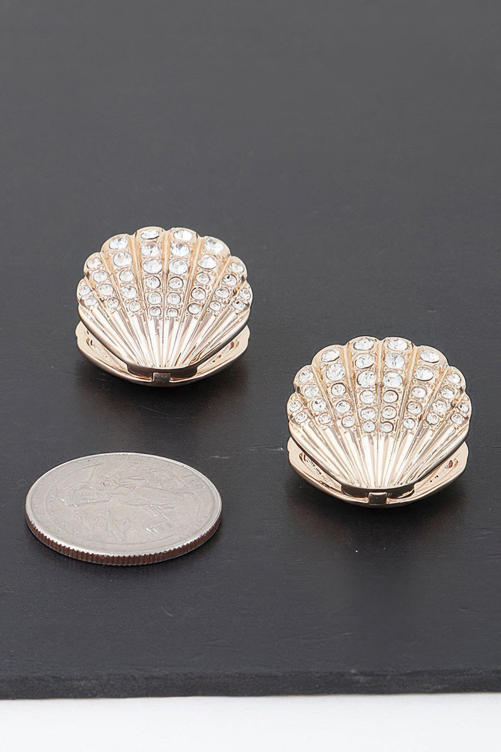 Boucles d'oreilles coquillage orné de pierres précieuses