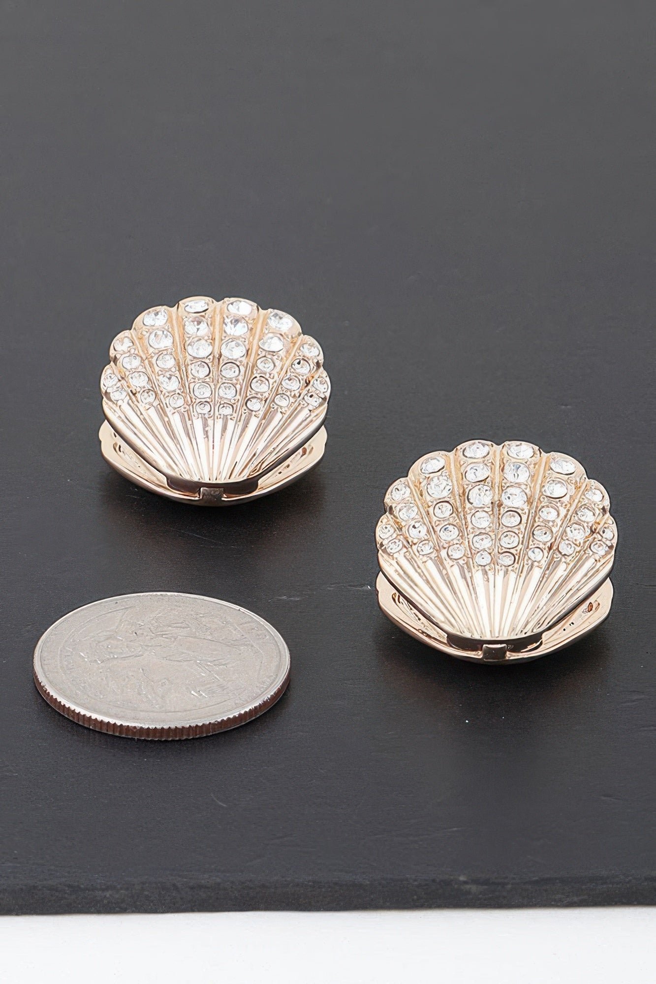 Boucles d'oreilles coquillage orné de pierres précieuses