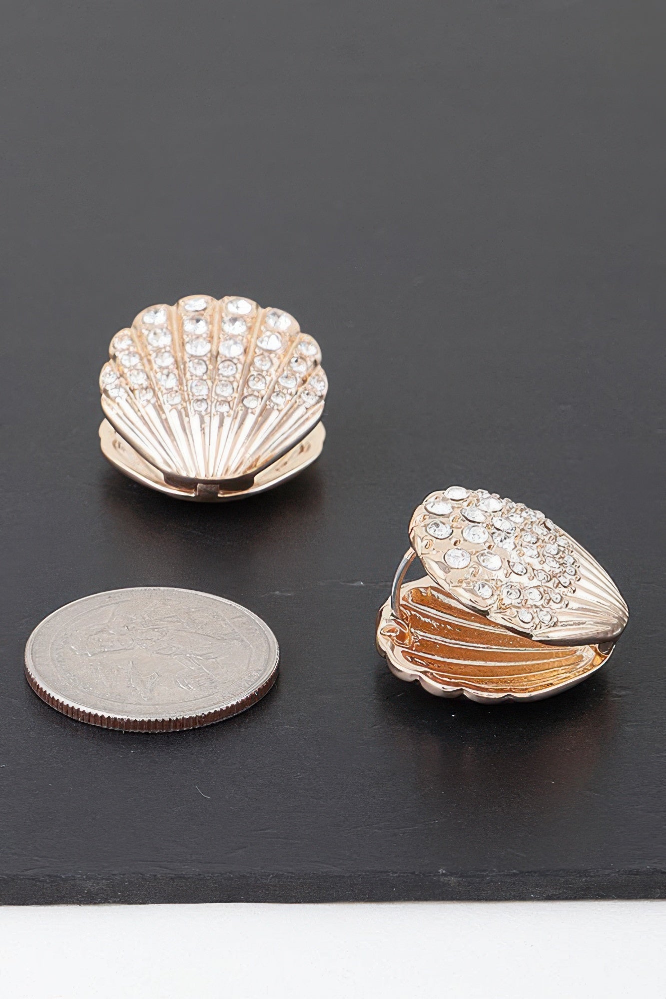 Boucles d'oreilles coquillage orné de pierres précieuses