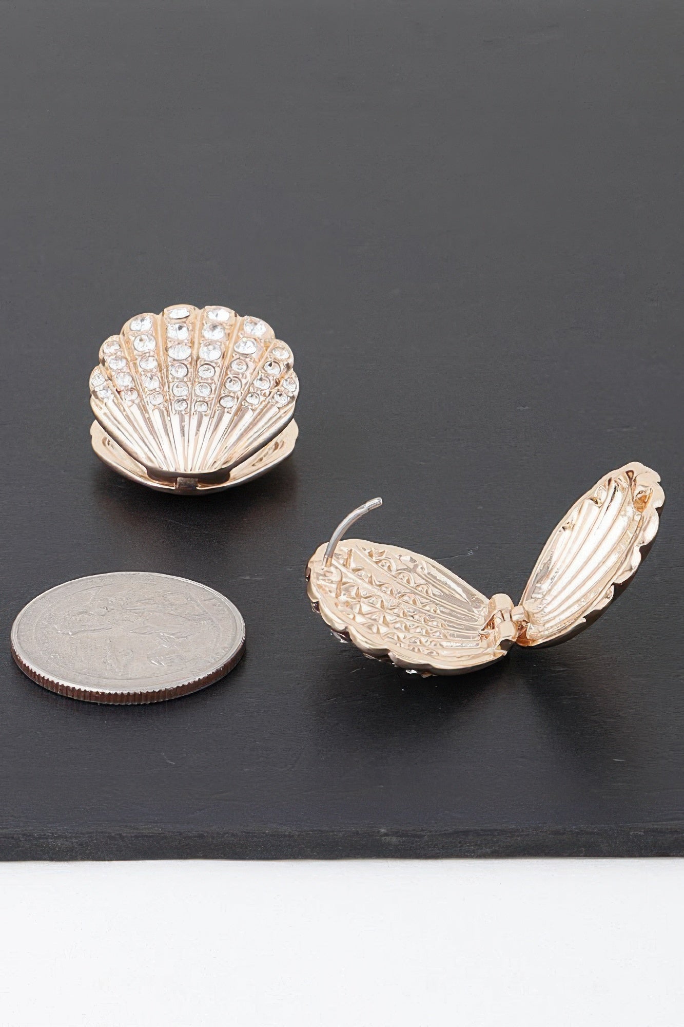 Boucles d'oreilles coquillage orné de pierres précieuses
