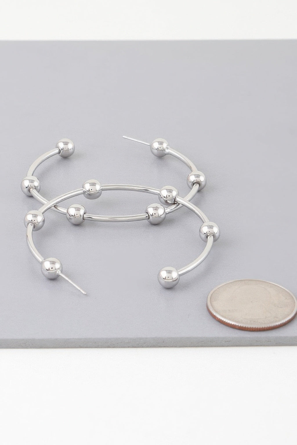 Boucles d'oreilles créoles multi-perles brillantes