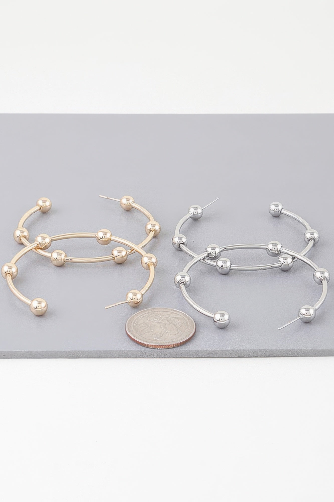 Boucles d'oreilles créoles multi-perles brillantes