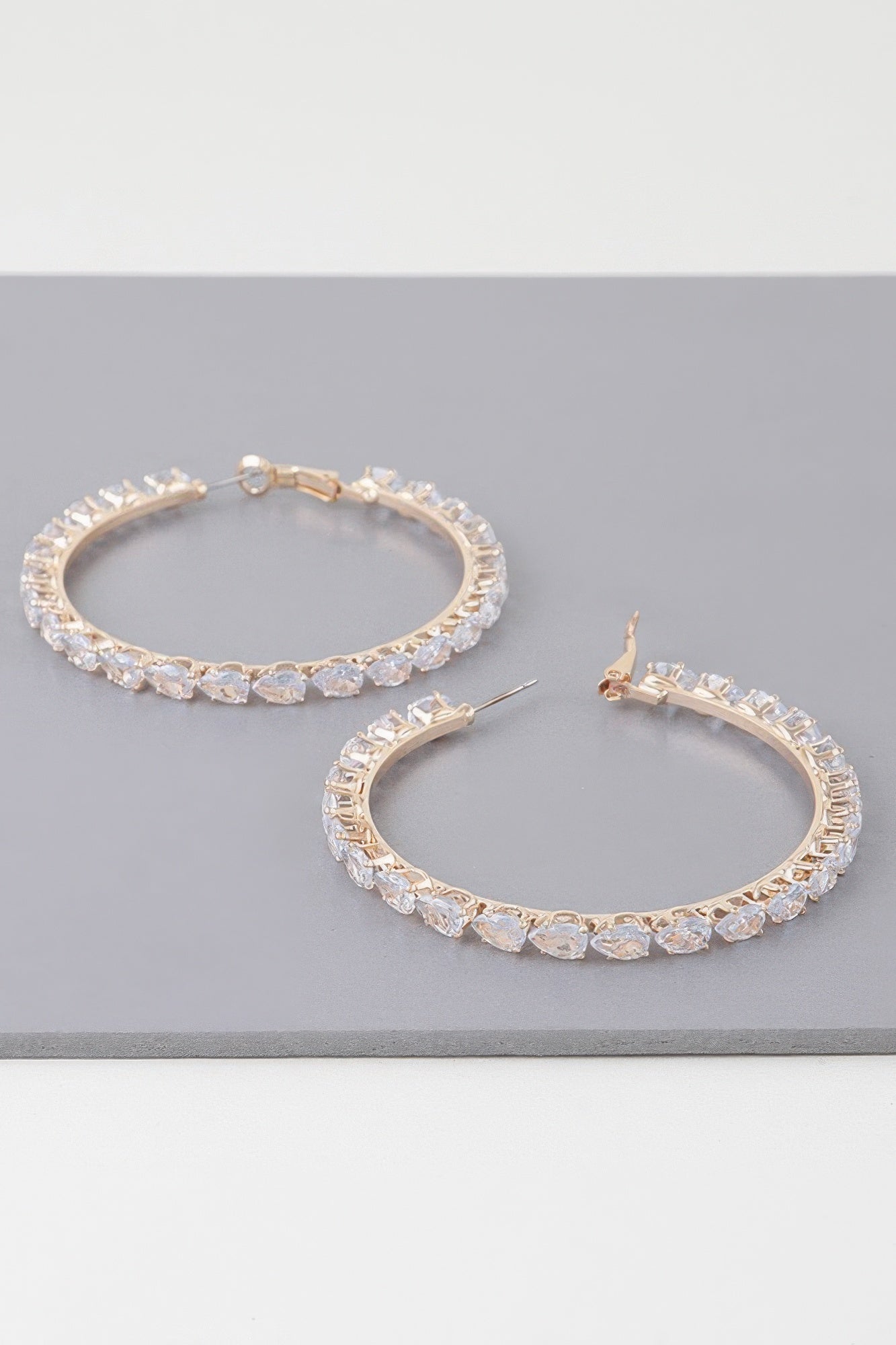 Boucles d'oreilles créoles ornées de larmes