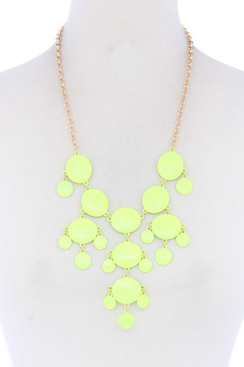 Collier pendentif en métal brossé de forme ovale