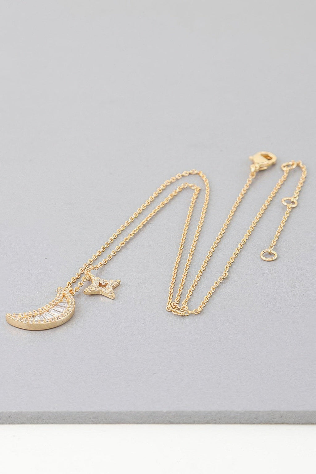 Collier Soleil et Lune Orné de Bijoux