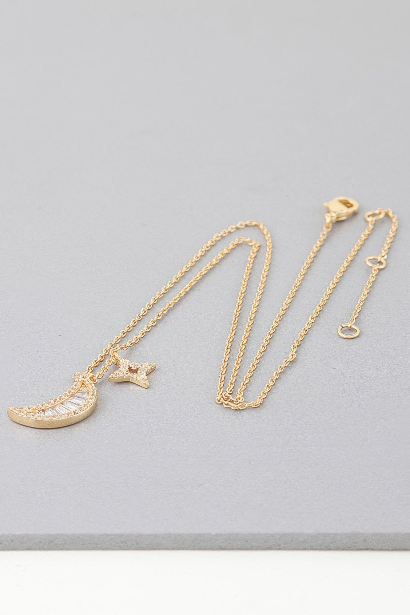 Collier Soleil et Lune Orné de Bijoux