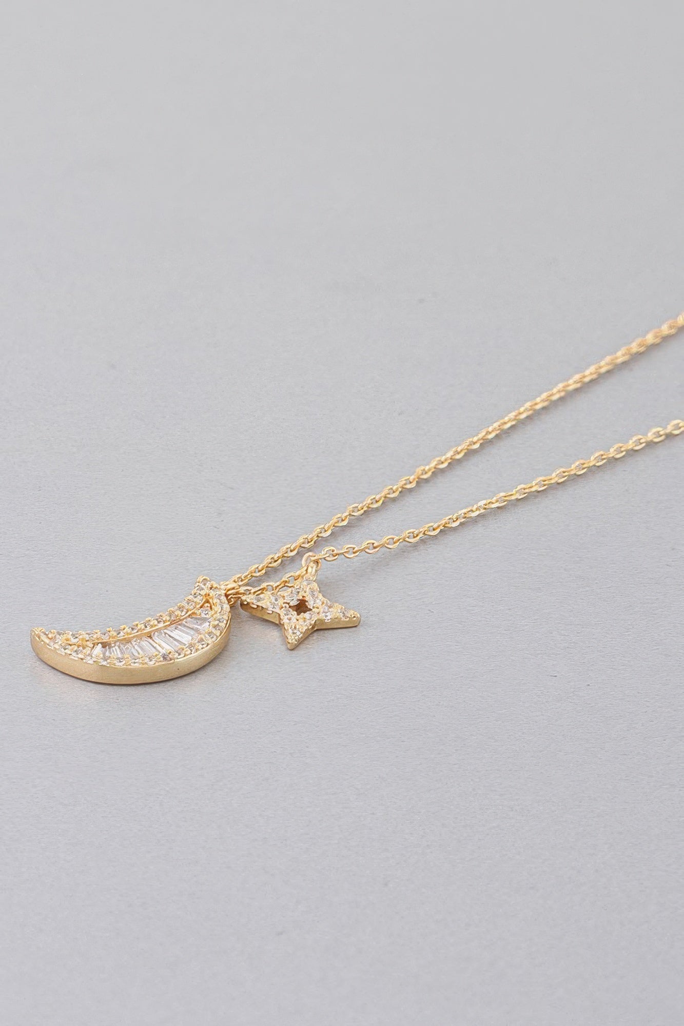 Collier Soleil et Lune Orné de Bijoux