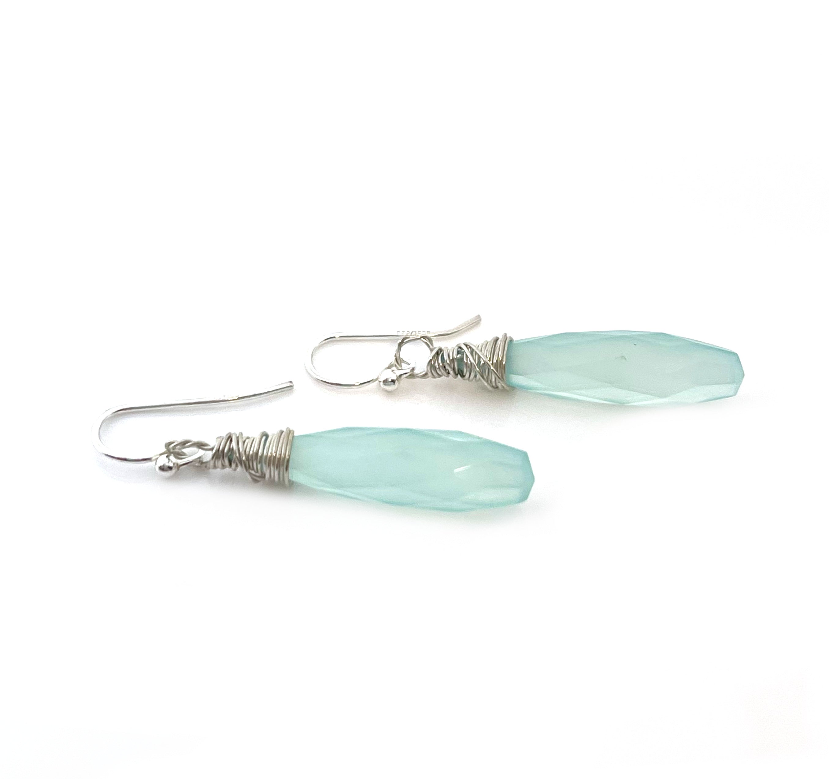 Boucles d'oreilles pendantes en calcédoine aigue-marine facettée