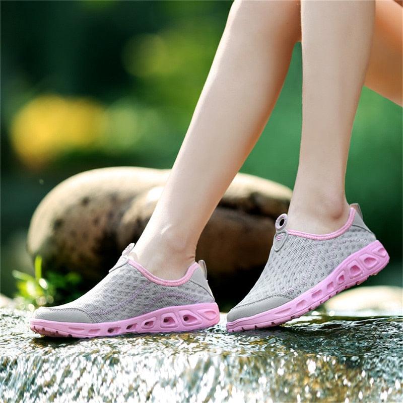 Chaussures Aquatiques Unisexe Décontracté Mode Maille Respirante Séchage Rapide Semelle Caoutchouc Extérieure Chaussures d'Eau Antidérapantes pour Plage Sports Nautiques Légères à Enfiler pour la Marche