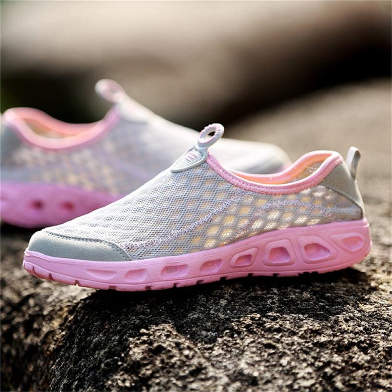 Chaussures Aquatiques Unisexe Décontracté Mode Maille Respirante Séchage Rapide Semelle Caoutchouc Extérieure Chaussures d'Eau Antidérapantes pour Plage Sports Nautiques Légères à Enfiler pour la Marche