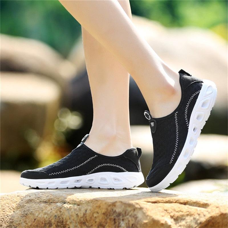 Chaussures Aquatiques Unisexe Décontracté Mode Maille Respirante Séchage Rapide Semelle Caoutchouc Extérieure Chaussures d'Eau Antidérapantes pour Plage Sports Nautiques Légères à Enfiler pour la Marche