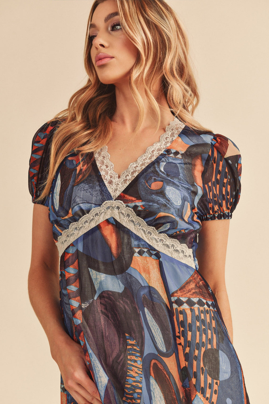 Robe longue confortable à manches courtes pour femme avec fente et imprimé géométrique détaillé en dentelle, dentelle élégante, fente séduisante, imprimé géométrique sophistiqué pour occasions décontractées et habillées
