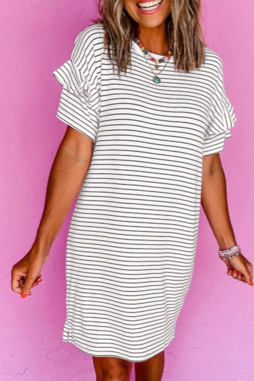 Robe courte blanche à rayures, col rond, manches courtes, pour un look décontracté et ludique au quotidien