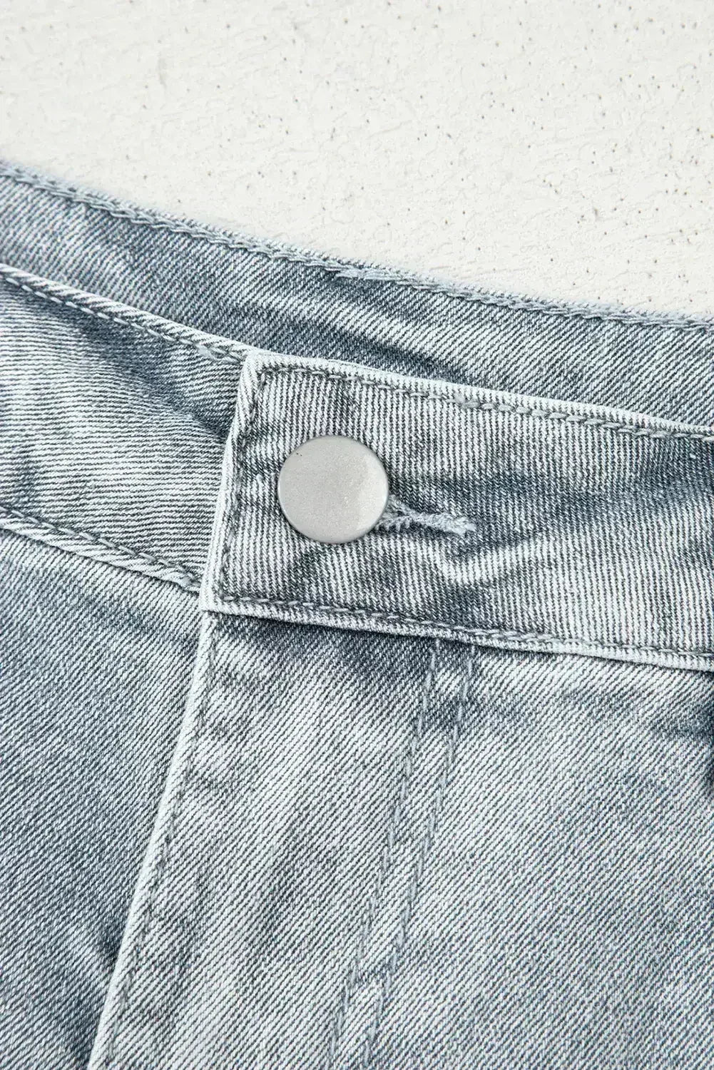 Short en jean délavé bleu à ourlet festonné