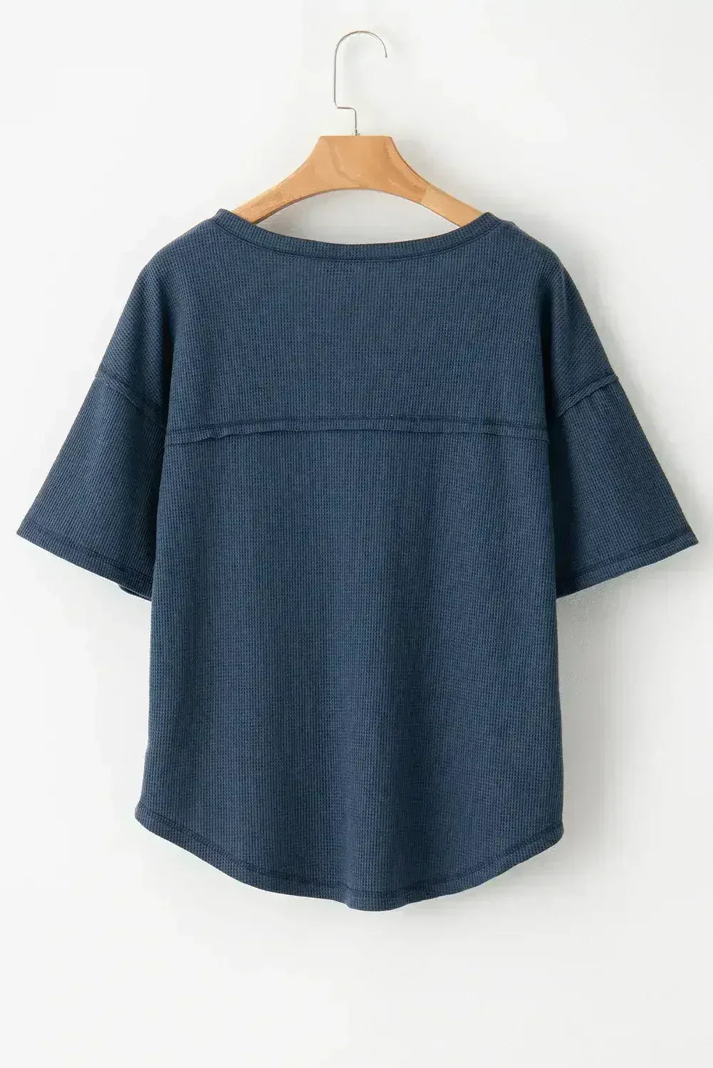 Haut texturé gaufré bleu à col en V avec manches tombantes et coutures apparentes